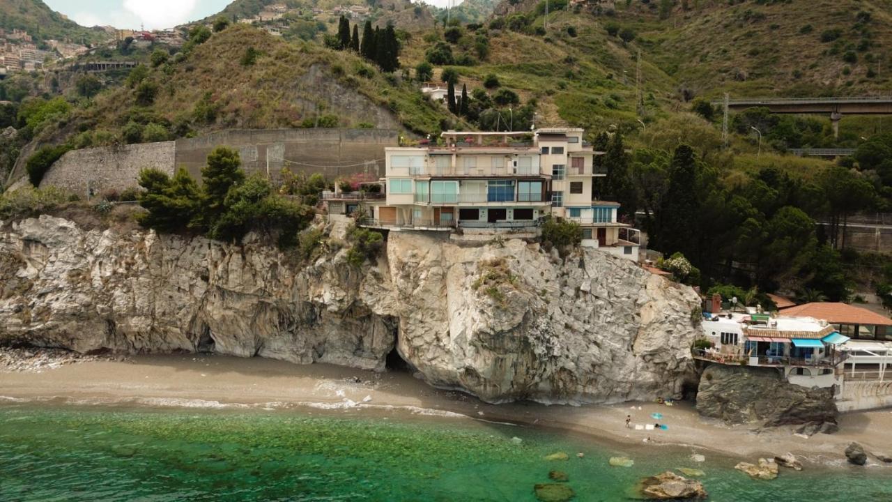 Mare Roccia Beachfront Apartment Taormina Buitenkant foto