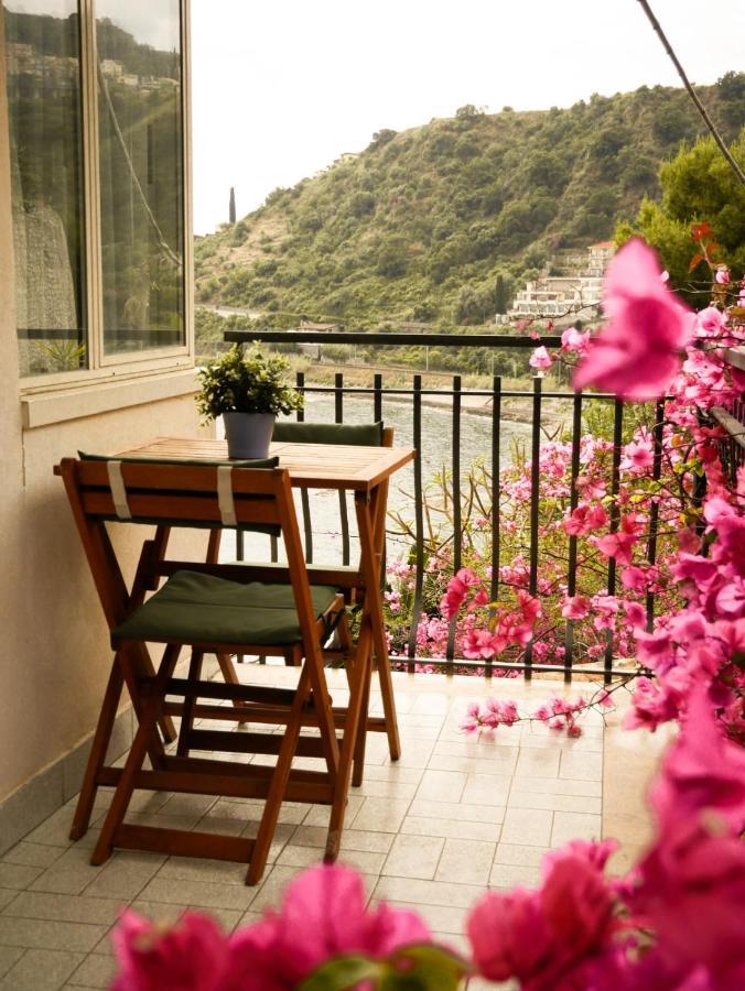 Mare Roccia Beachfront Apartment Taormina Buitenkant foto