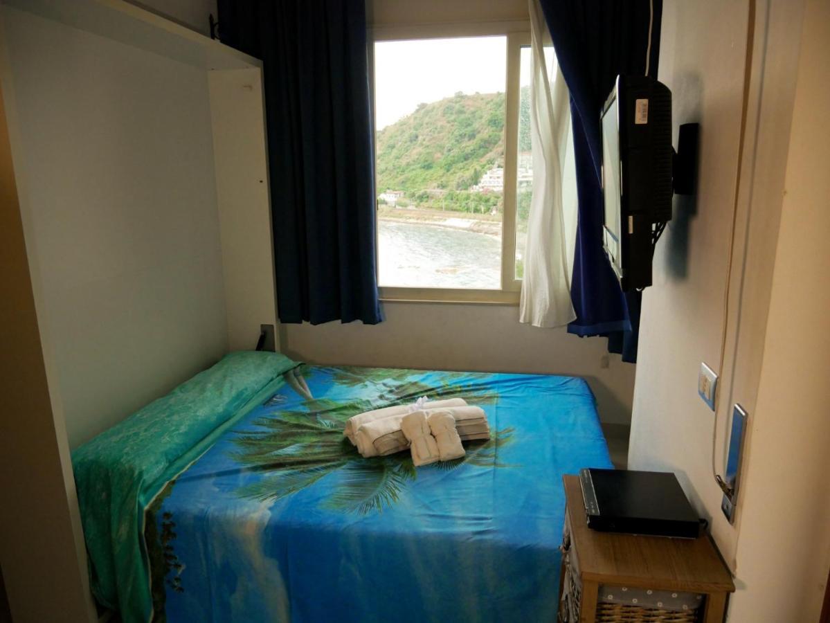 Mare Roccia Beachfront Apartment Taormina Buitenkant foto