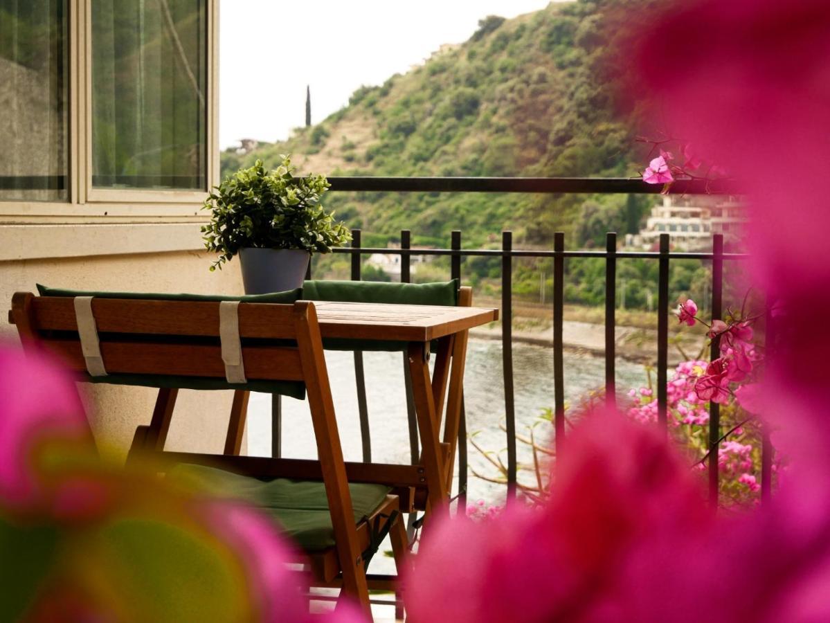 Mare Roccia Beachfront Apartment Taormina Buitenkant foto