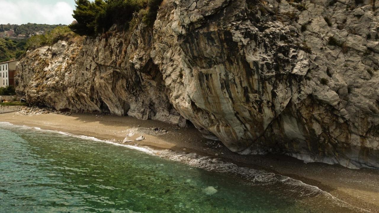 Mare Roccia Beachfront Apartment Taormina Buitenkant foto